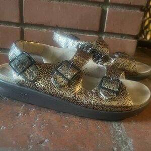 Beautiful SAS gold animal print w/buckles tripad comfort sandals.Barely worn 8 W